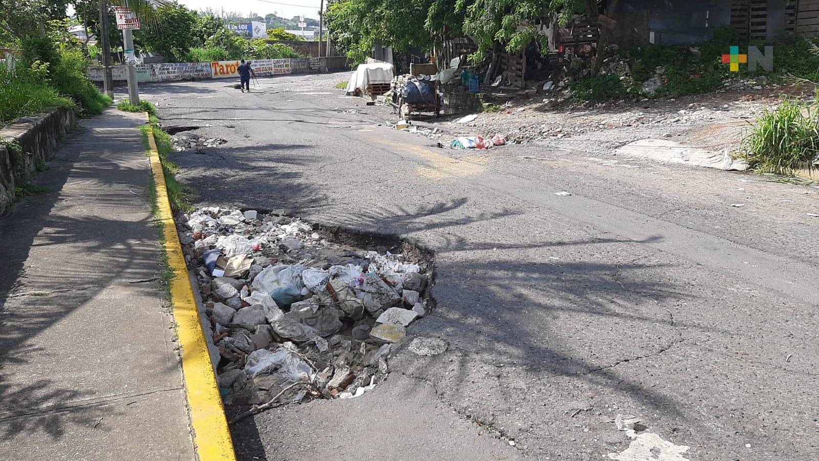 Avenidas de Veracruz en pésimas condiciones; baches causa múltiples daños a vehículos