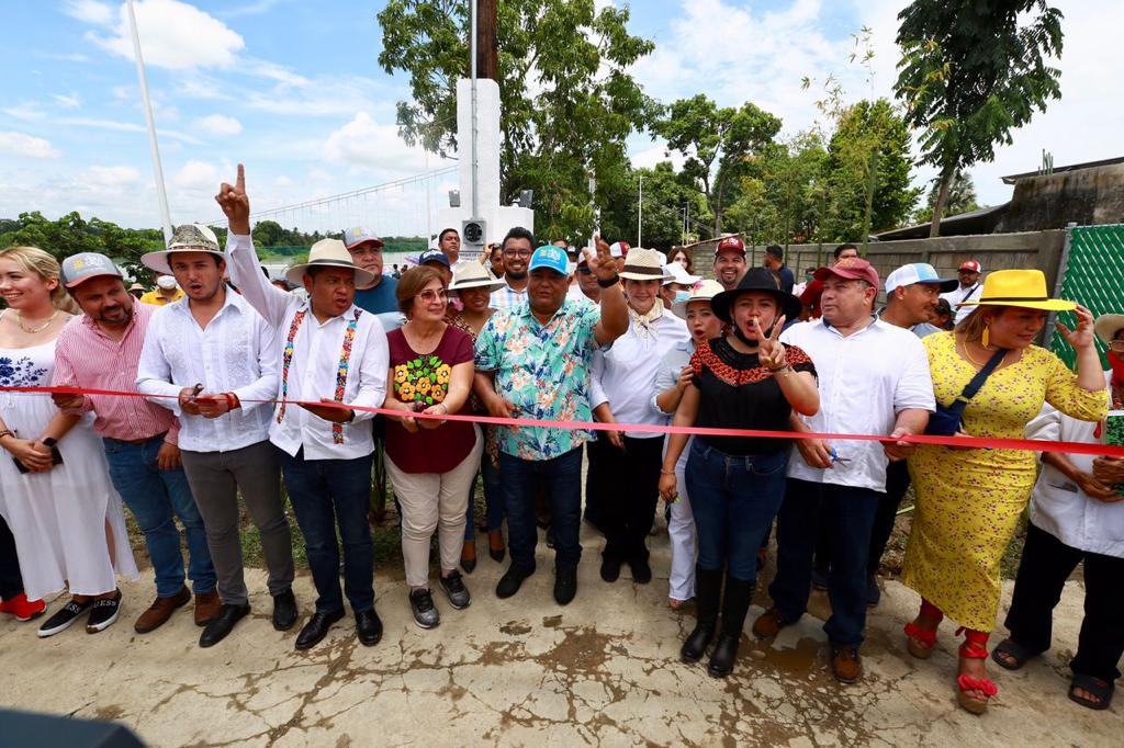 Inaugura Eric Cisneros puente colgante de 170 metros en Otatitlán