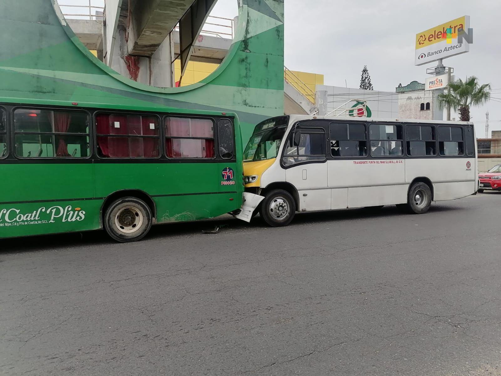 Ocho pasajeros lesionados dejó choque entre dos urbanos de Coatzacoalcos