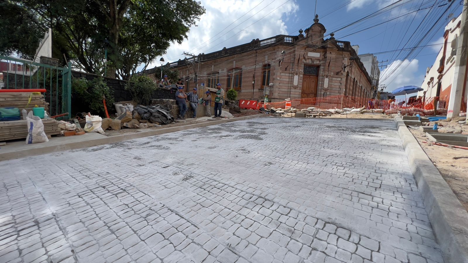 Este sábado inició colado de pavimento hidráulico en calle Francisco Javier Clavijero