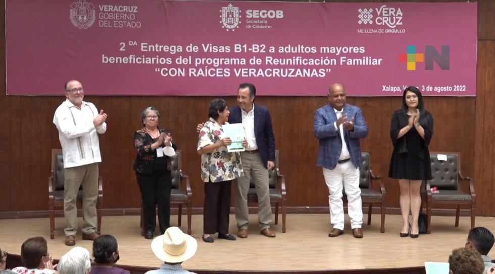 Entregan visas a adultos mayores beneficiarios del programa reunificación familiar “Con raíces veracruzanas”