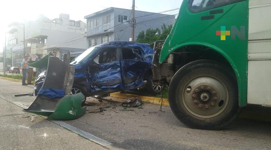 Urbano impacta auto compacto en Coatzacoalcos, saldo una mujer lesionada