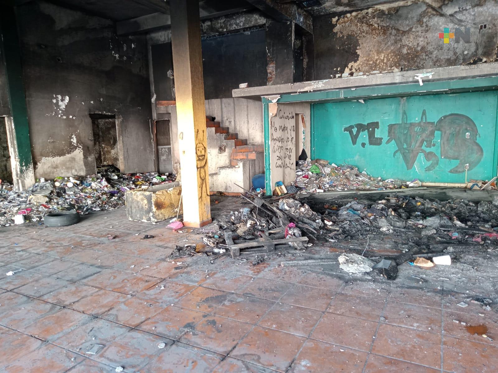 Reportan edificio abandonado en zona de mercados de Veracruz