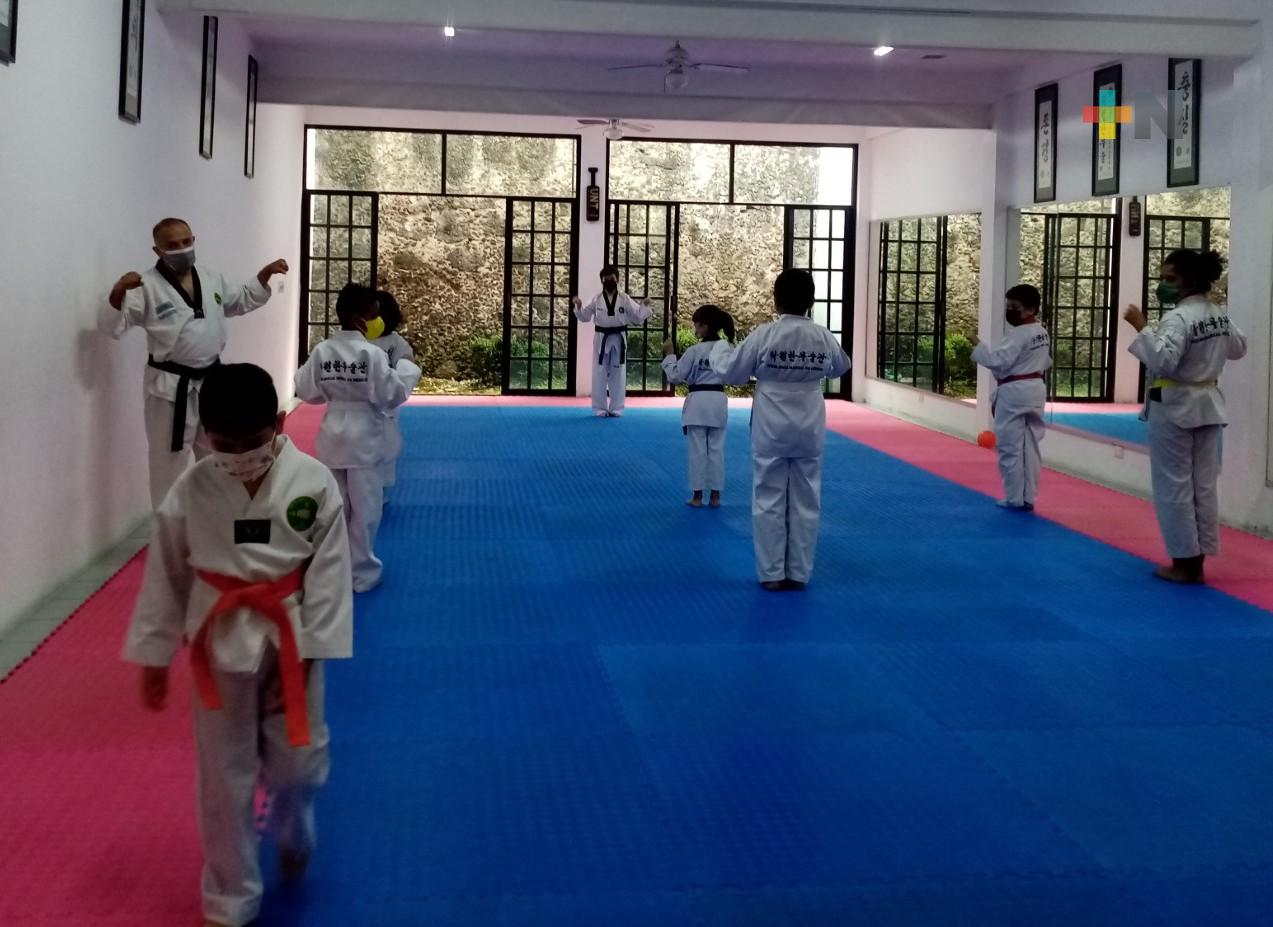 Santiago Escutia festeja 50 aniversario de impartir taekwondo, en Excelencia Marcial