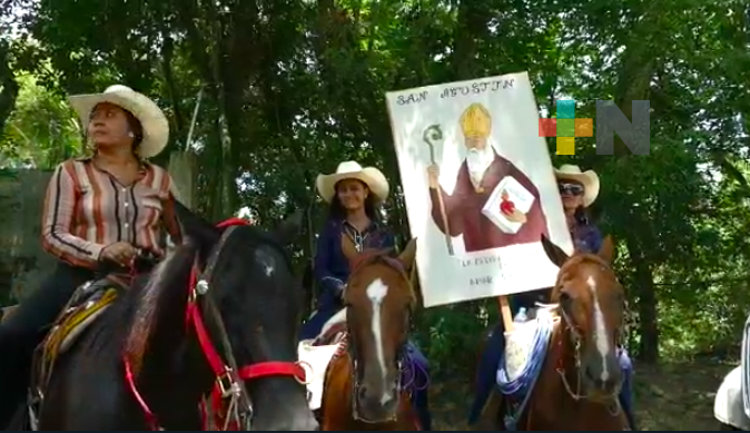 Con cabalgata celebran fiesta patronal en Tlachichilco