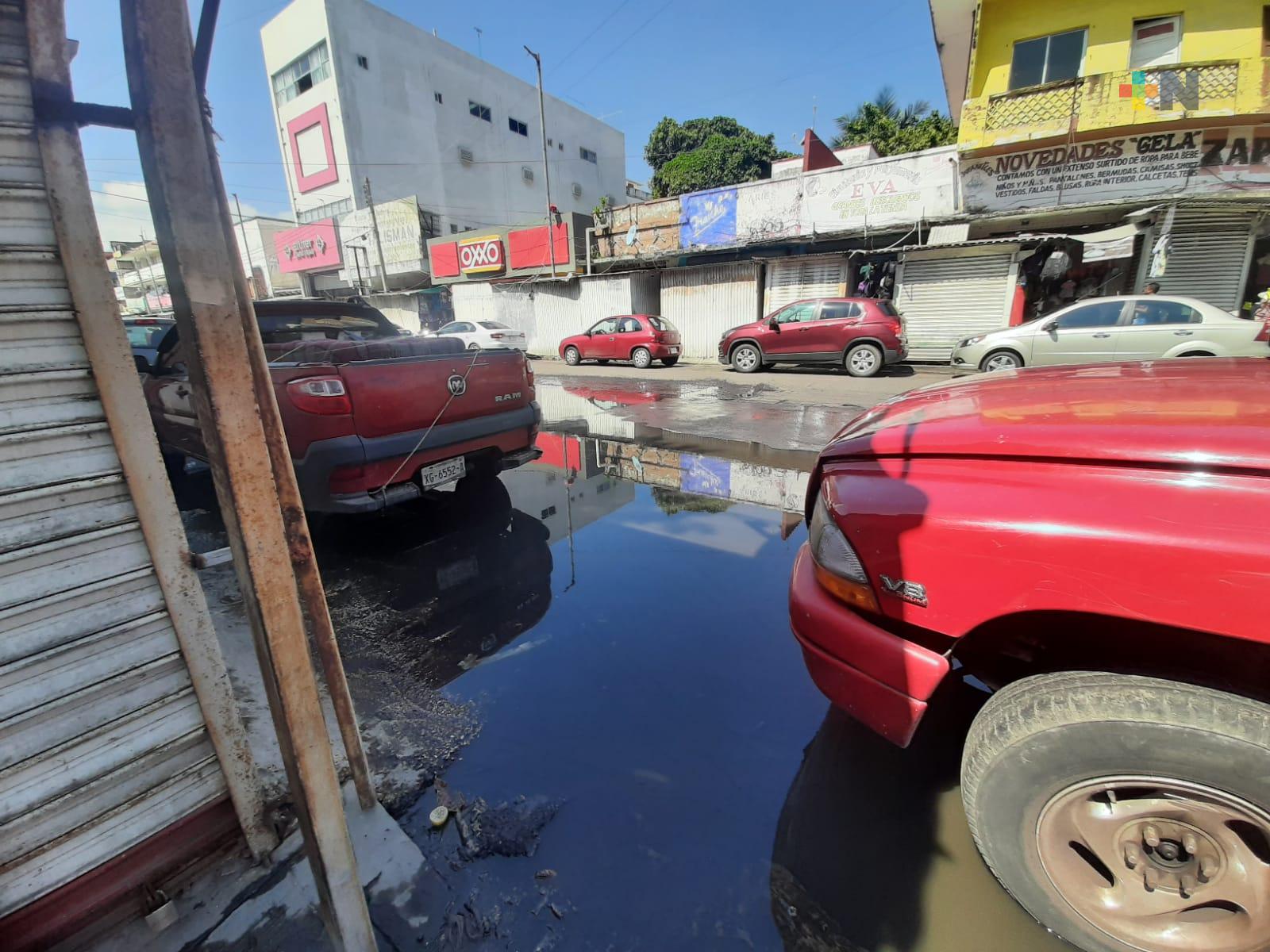 Fuga de aguas negras inunda avenida González Pagés de la ciudad de Veracruz