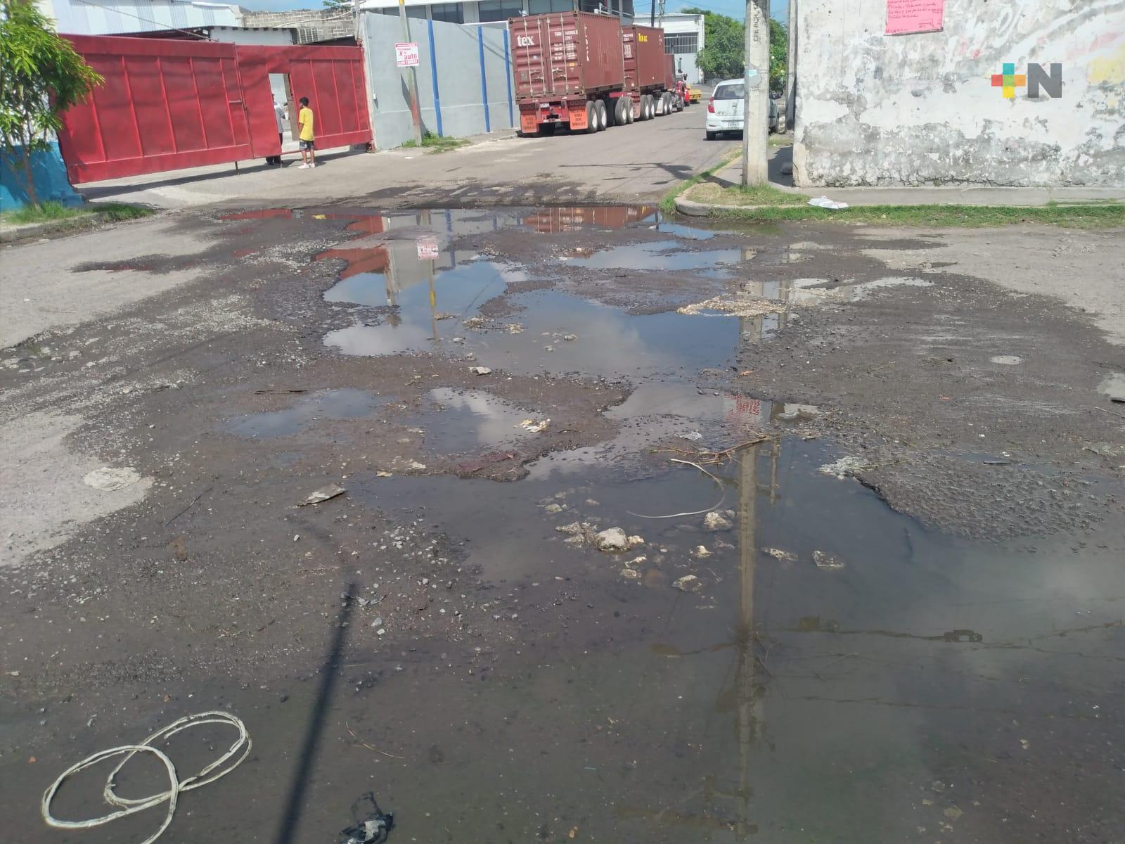 Vecinos reportan fuga de aguas negras en colonia Playa Linda de Veracruz