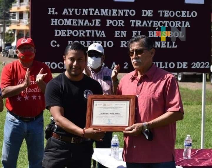 En Teocelo brindan emotivo homenaje a beisbolista Porfirio Ruiz Anell