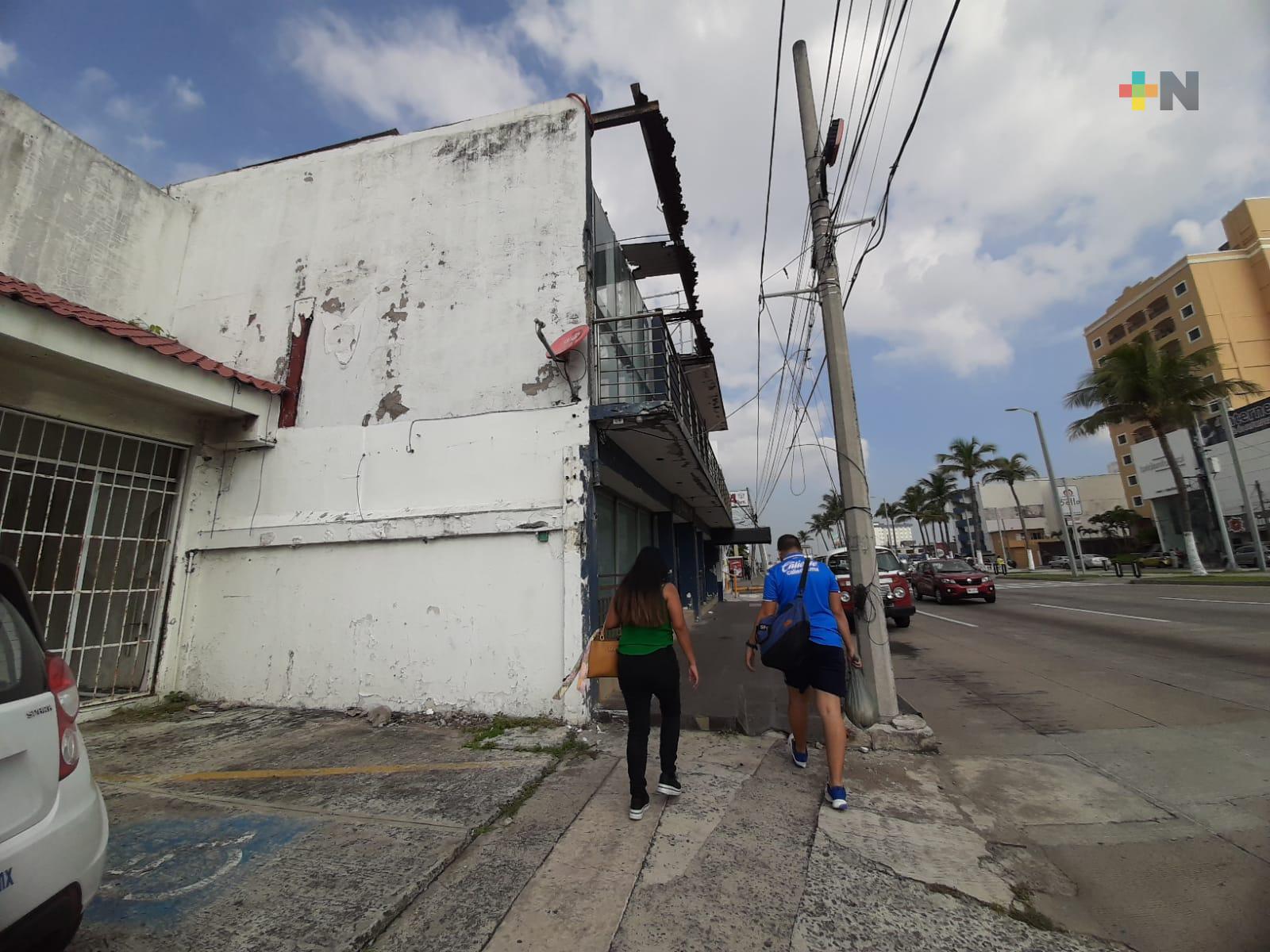 Inmuebles en Boca del Río ponen en riesgo a transeúntes