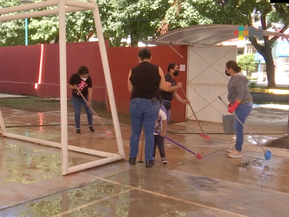 Ante inicio de clases realizan faena en telesecundaria anexa a la Normal Veracruzana