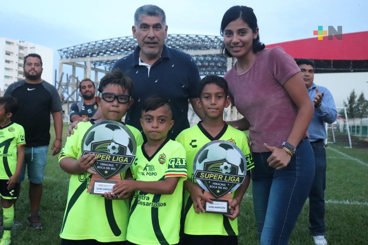 Premian a campeones del Torneo de Futbol «Superliga»