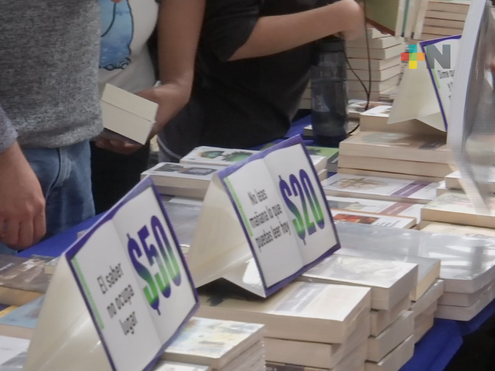 Retoma la Universidad Veracruzana el remate de libros y revistas