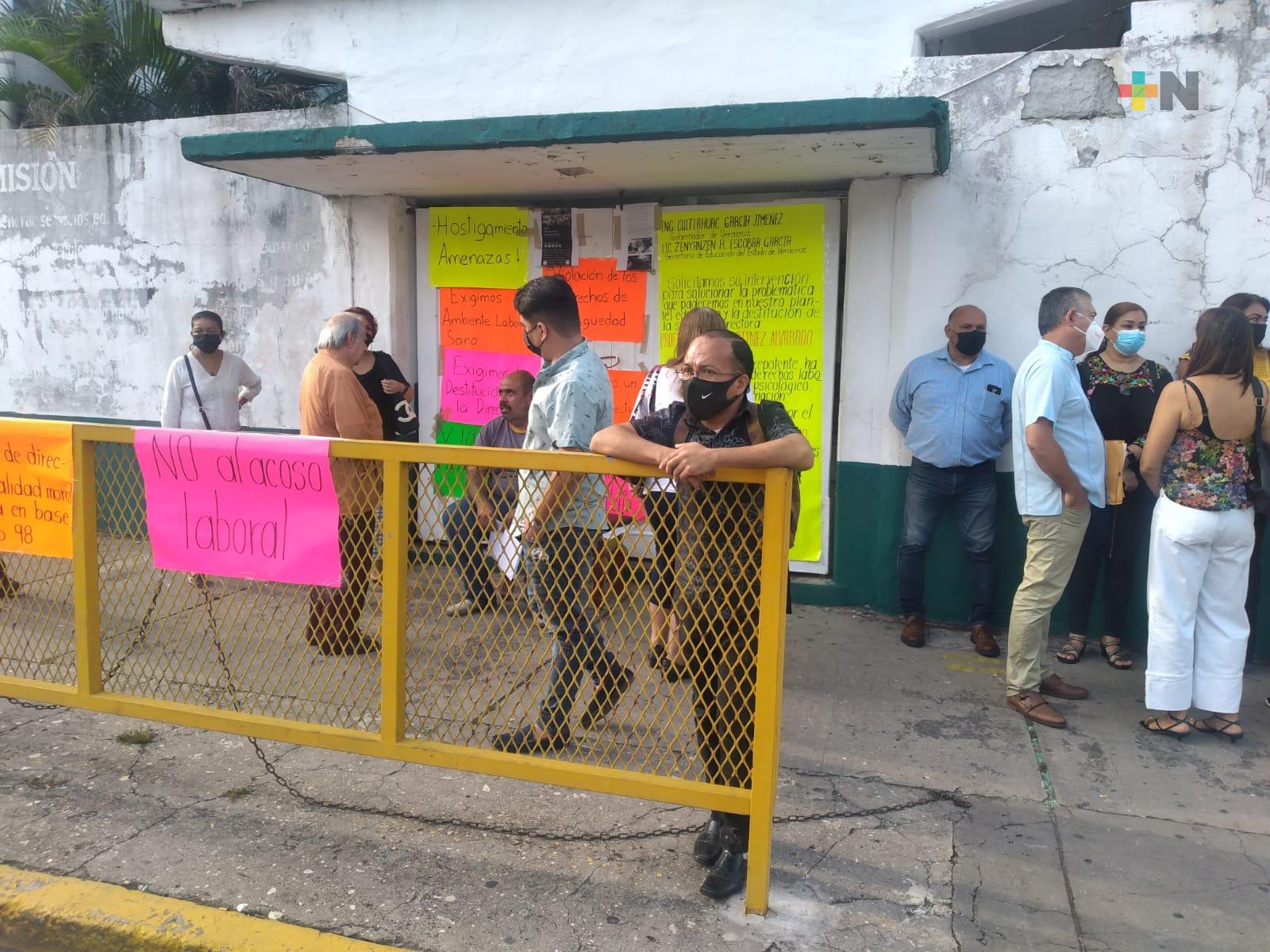 Docentes y administrativos de escuela secundaria de Boca del Río toma las instalaciones