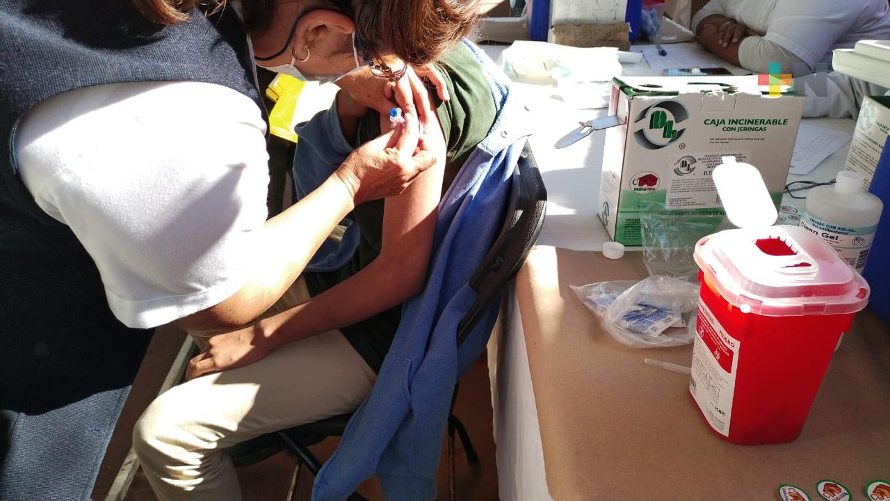 En Tlalnelhuayocan vacunan a población de entre cinco y 17 años
