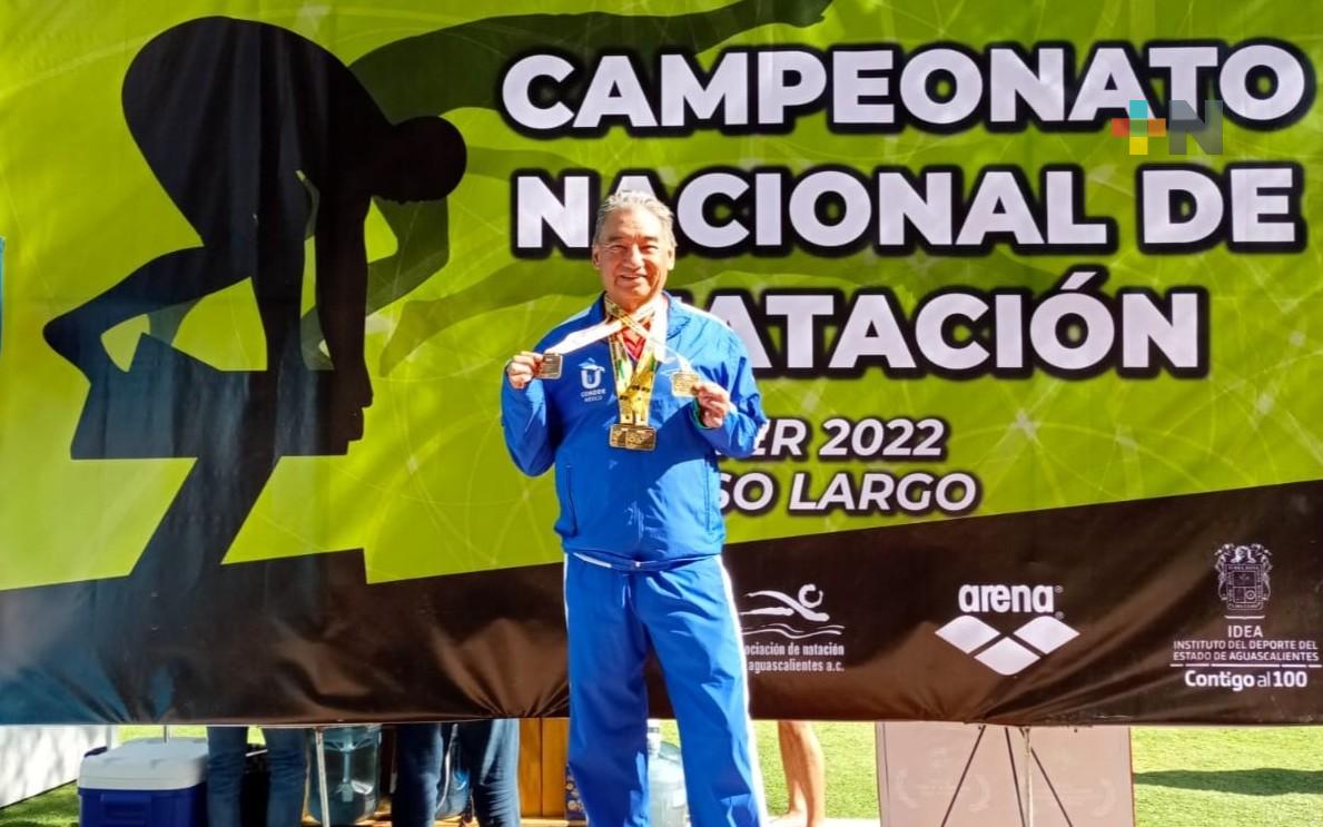 Vitelio Ahumada gana presea de oro en Nacional Máster de Natación