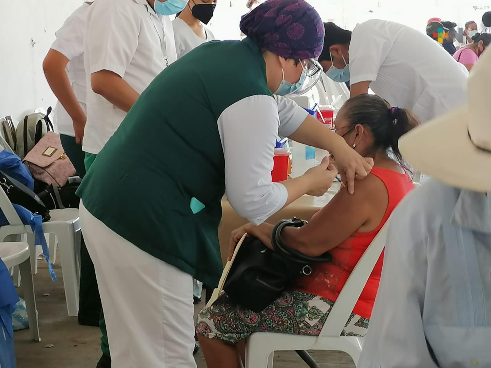 En Tuxpan exhortan a vacunarse contra Covid, influenza y neumococo