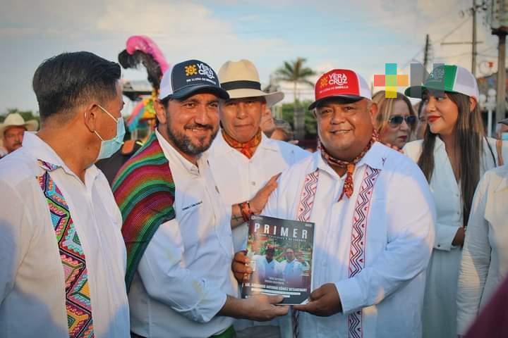 Encabezó Eric Cisneros desfile de trajes típicos en Otatitlán