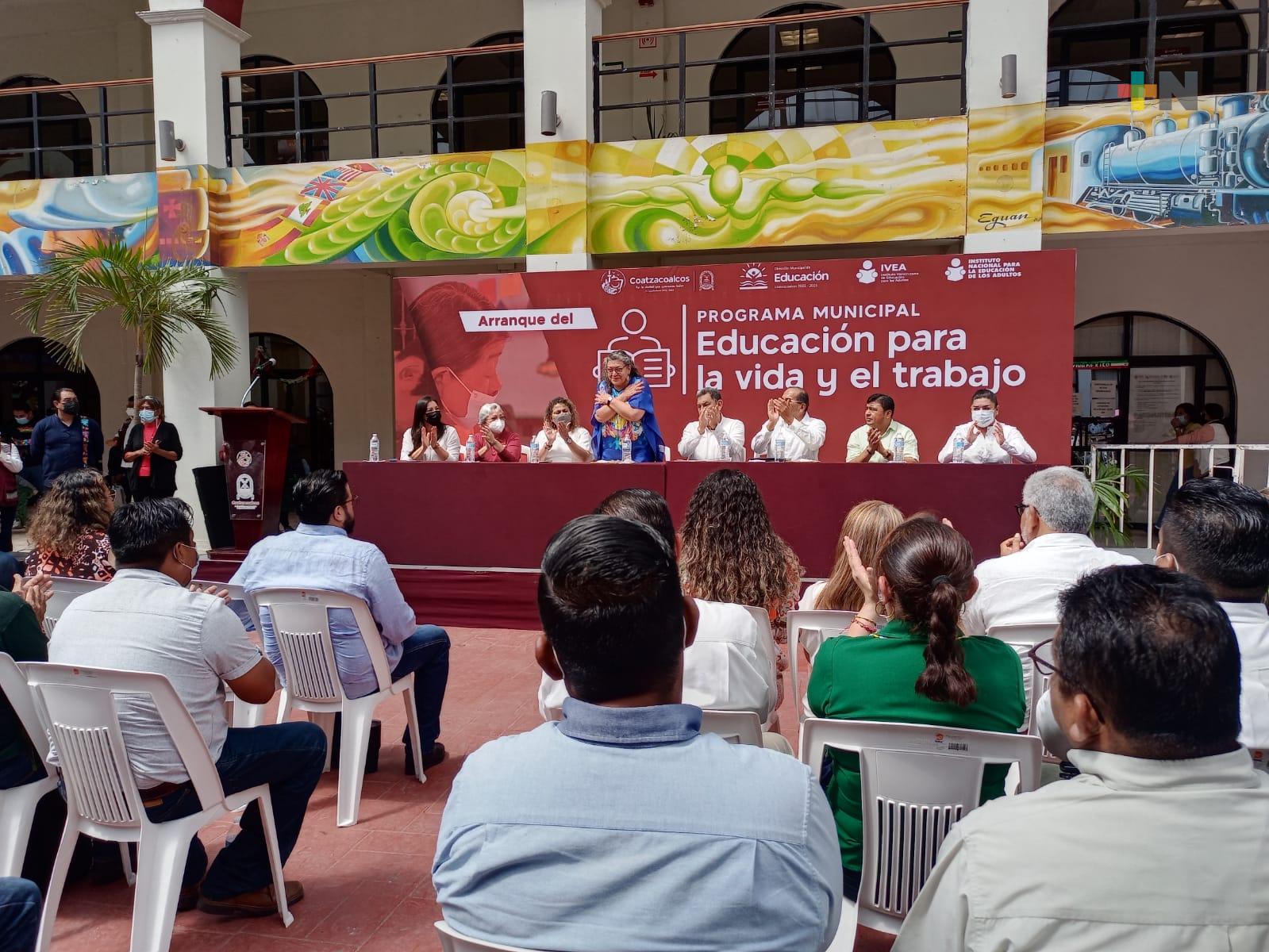 Programa «Educación para la vida y el trabajo» busca abatir rezago educativo en Coatza