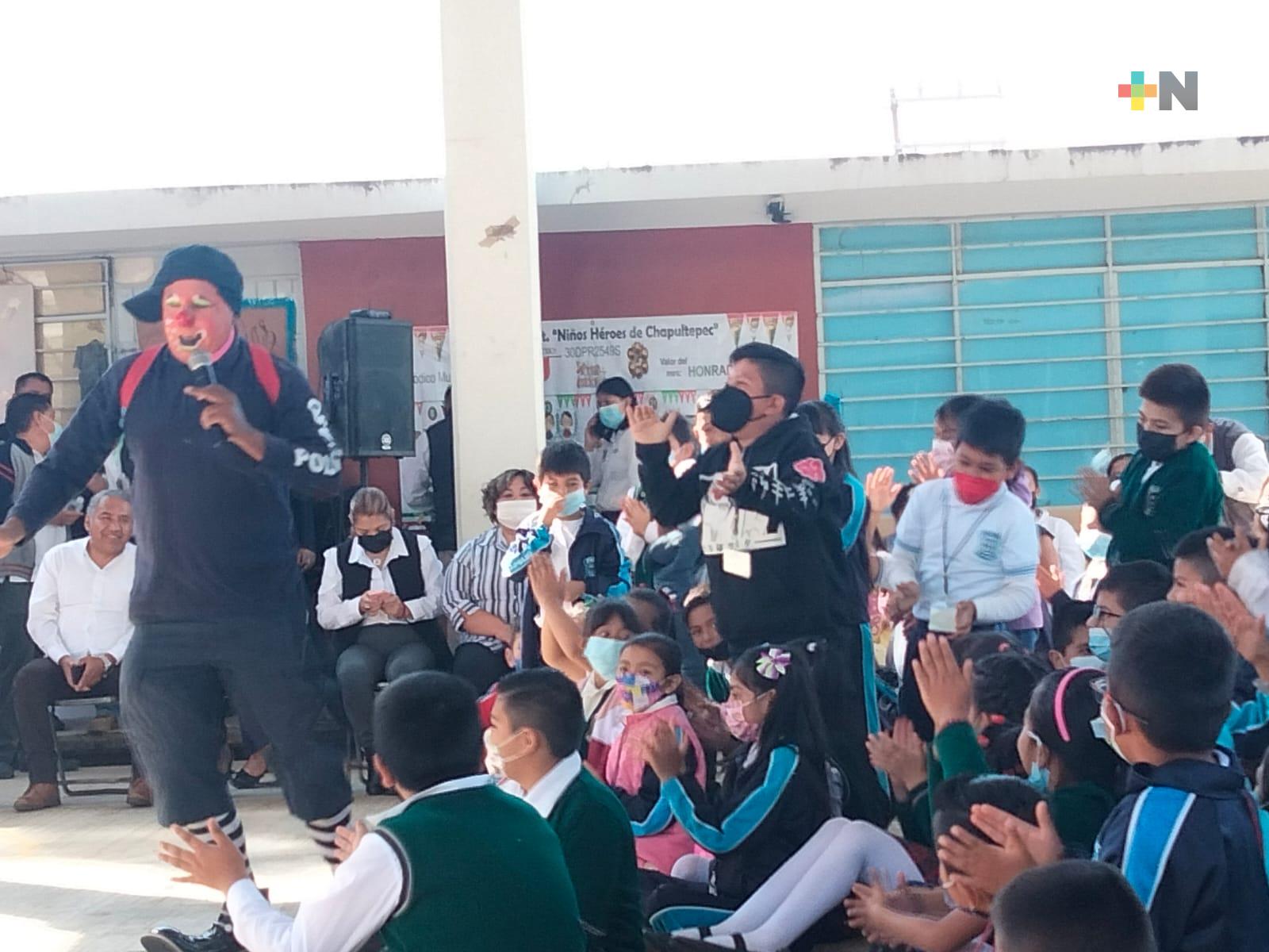 Polipayaso de SSP concientiza a estudiantes para prevenir el delito