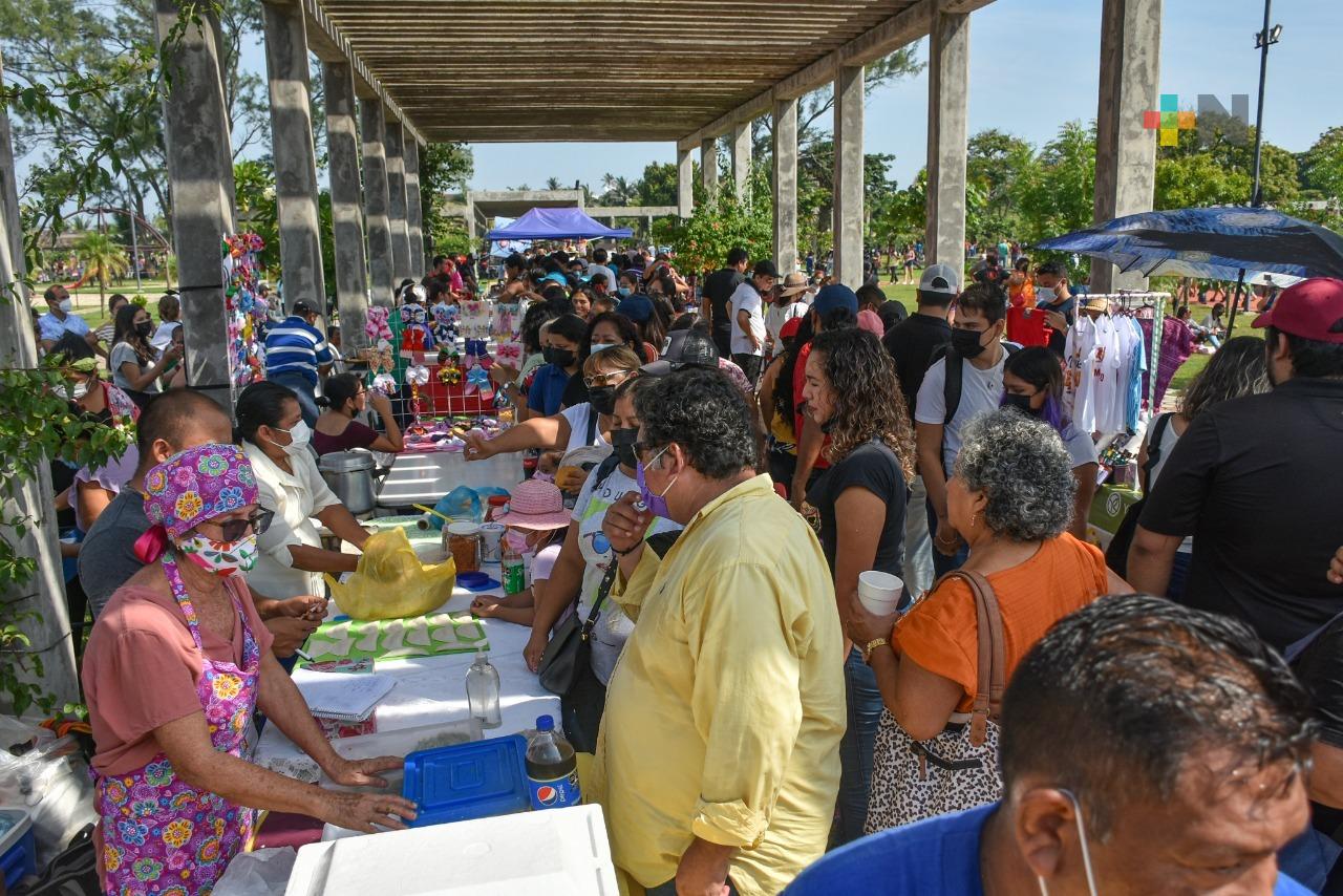 Más de 100 emprendedores reactivaron sus ventas con exhibición del globos en Coatza