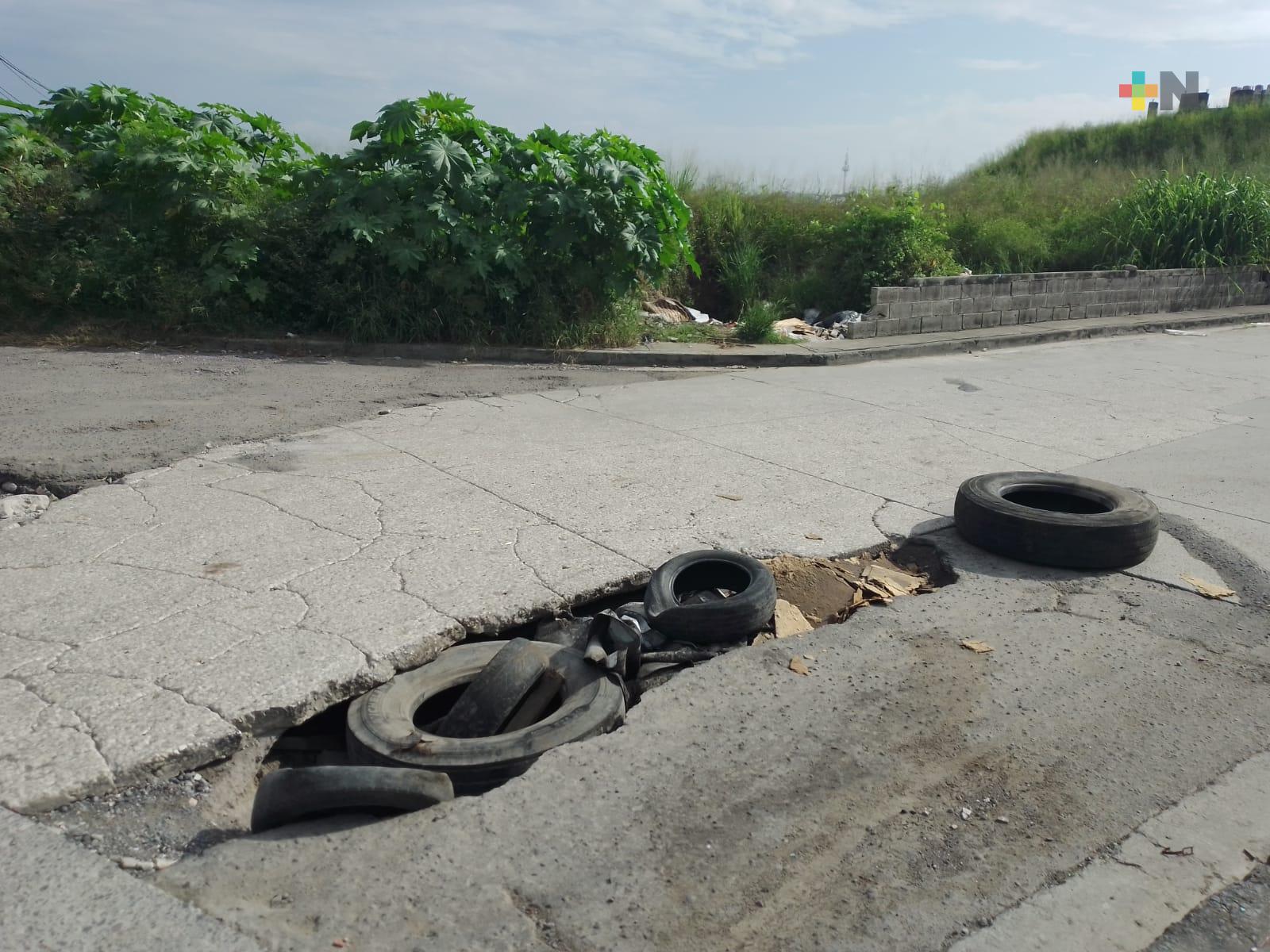 Ayuntamiento de Veracruz continúa sin atender camino dañado que conecta a fraccionamiento