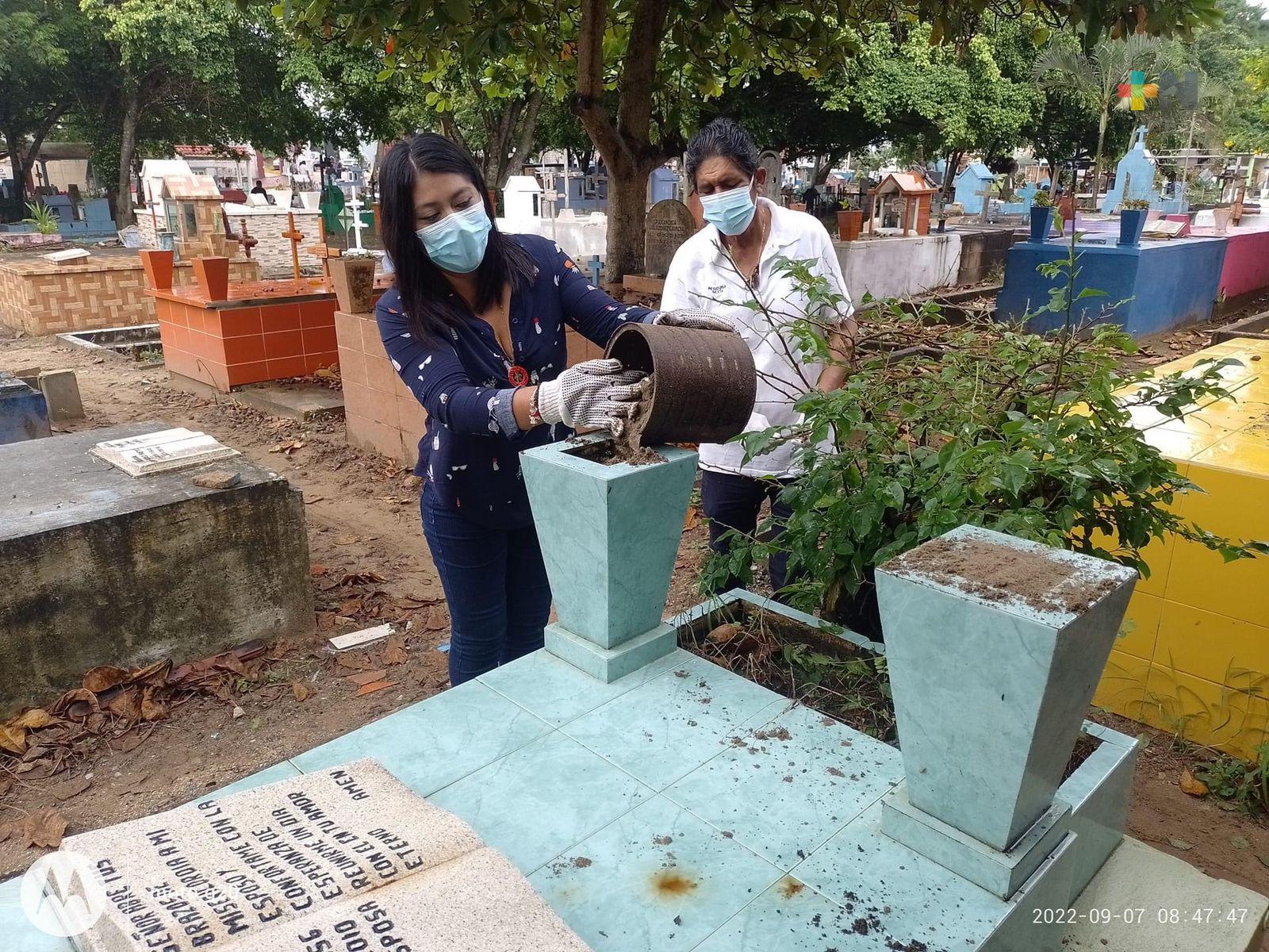 Para evitar criaderos llenan con tierra floreros en panteones de Coatzacoalcos