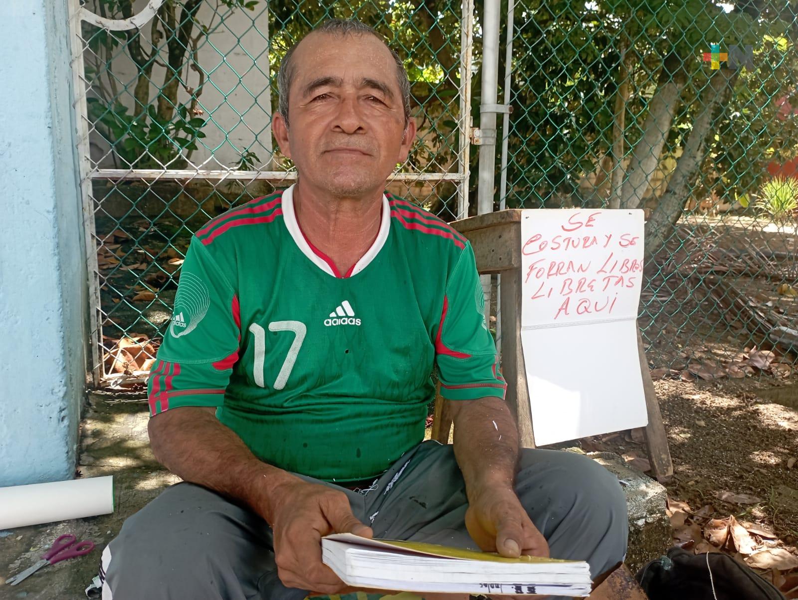 Zapatero realiza costura de libretas desde hace una década en Coatza