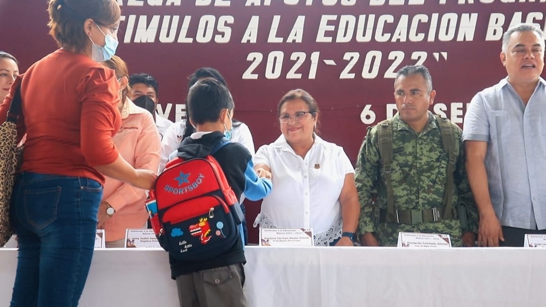 Entregan apoyos económicos a estudiantes de educación básica de Minatitlán