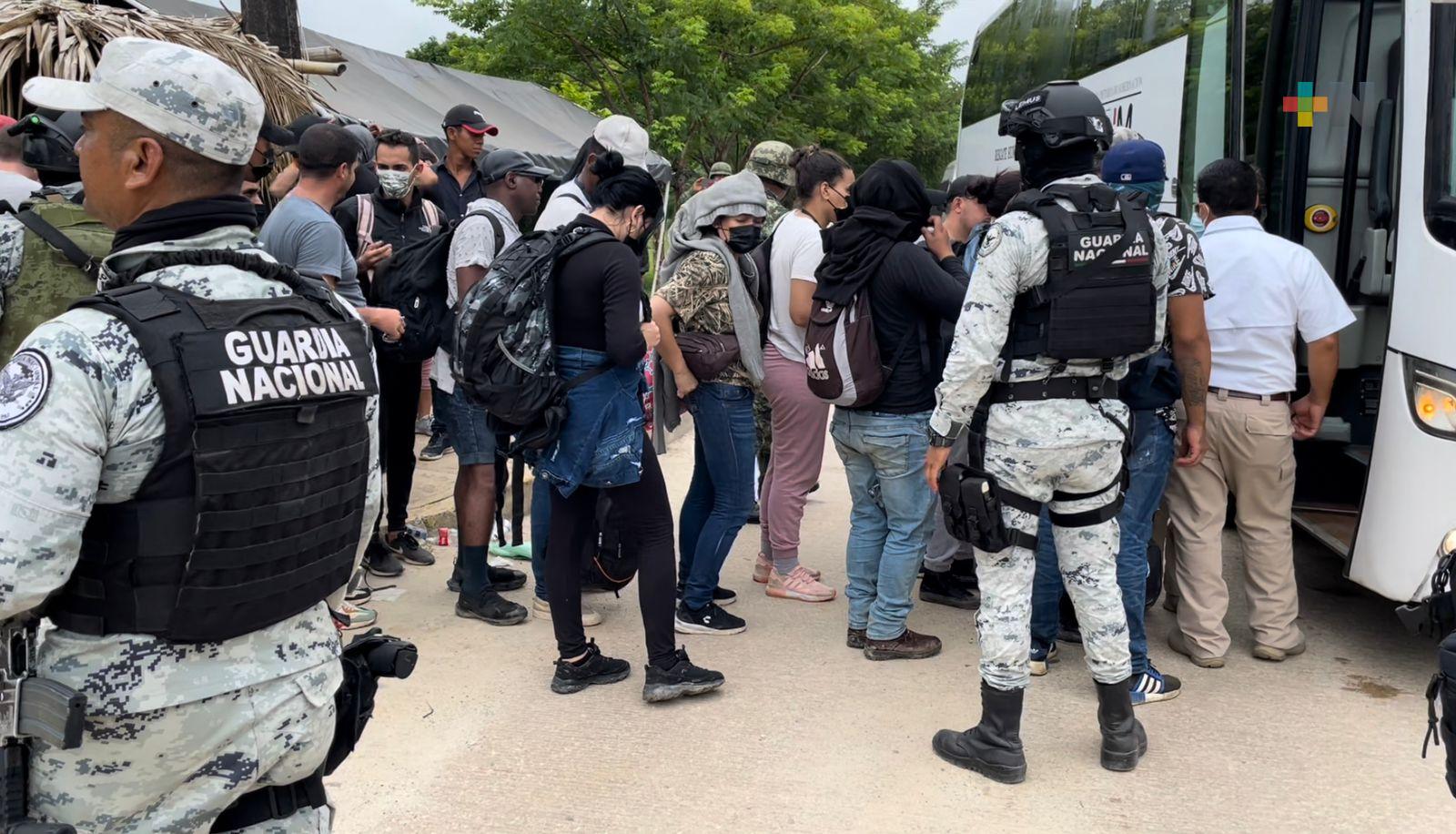 Detienen a polleros que transportaban migrantes en carretera Moloacán-Nanchital