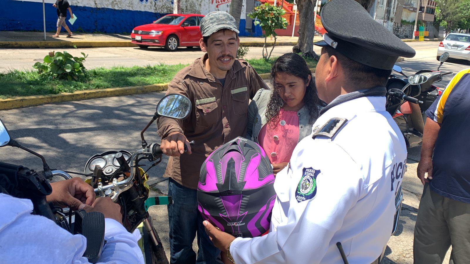 Policía vial de Coatzacoalcos regalan cascos a motociclistas que no tenían