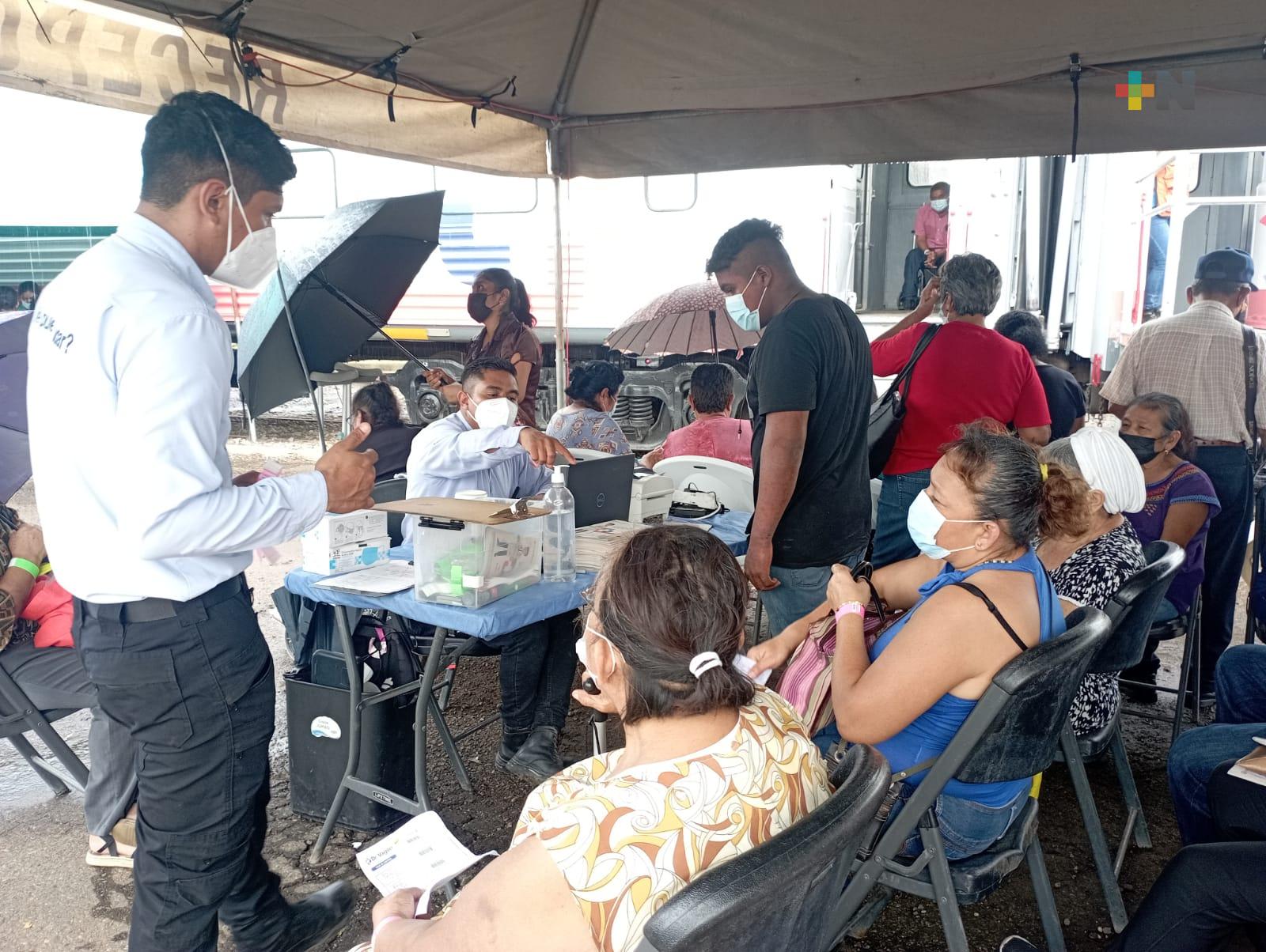 Dr. Vagón atiende al día 500 personas en Coatza
