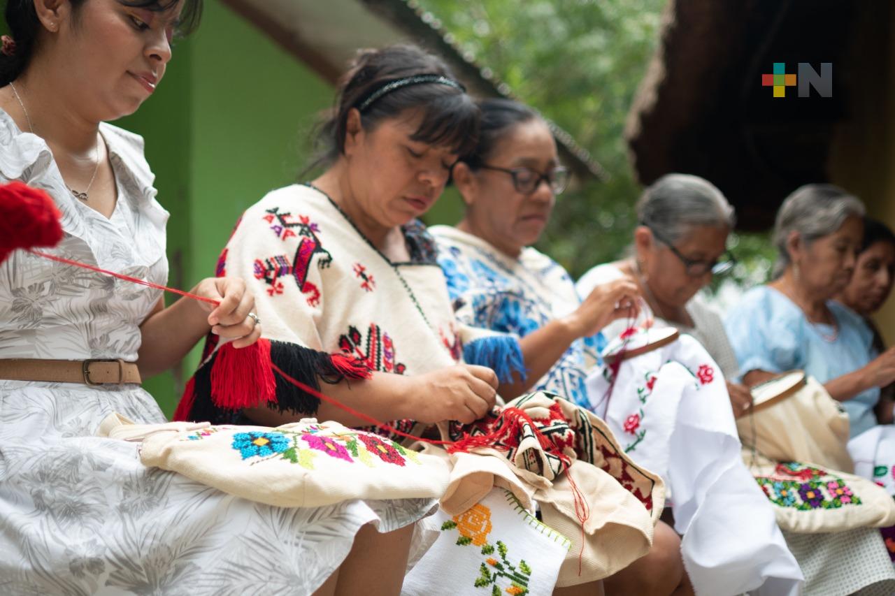 Impulsan su economía emprendedoras de Chiconamel a través de sus bordados