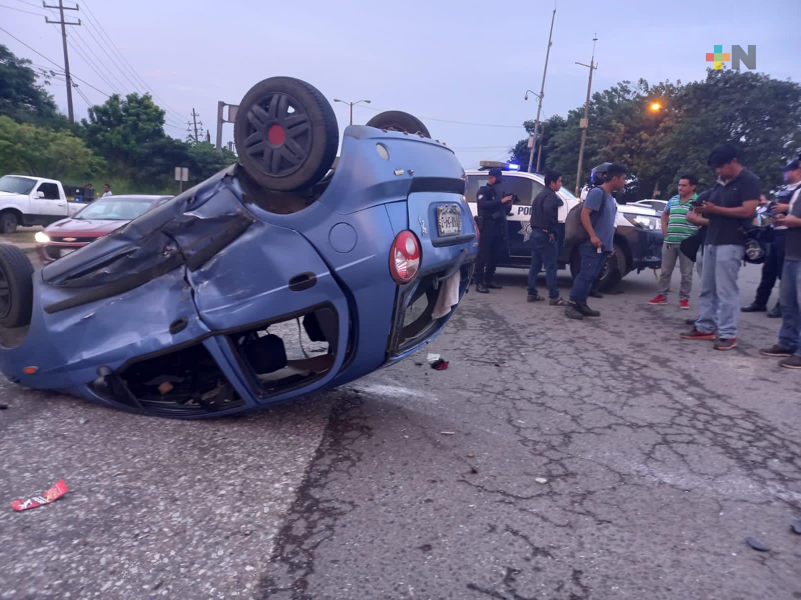 Camioneta provoca accidente en Coatza; huye pero deja una placa