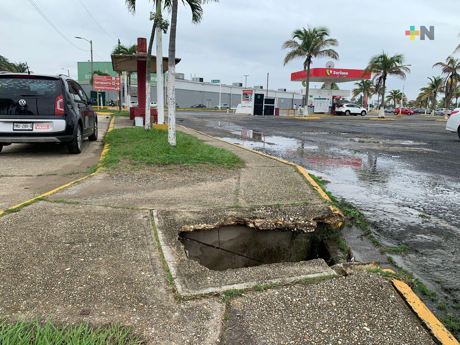 Persona con discapacidad visual cayó a alcantarilla y sufrió fracturas en Coatza