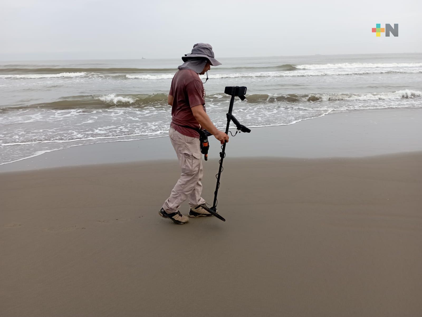Recorre playas de Coatza en búsqueda de tesoros