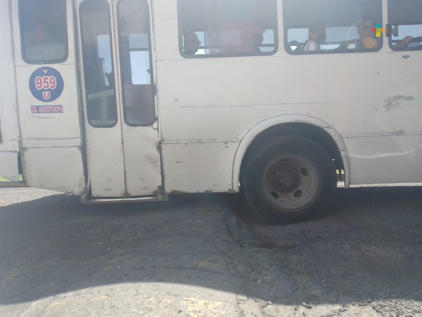 Bache cerca de zona UV Veracruz provoca daños en automóviles, manifiestan ciudadanos