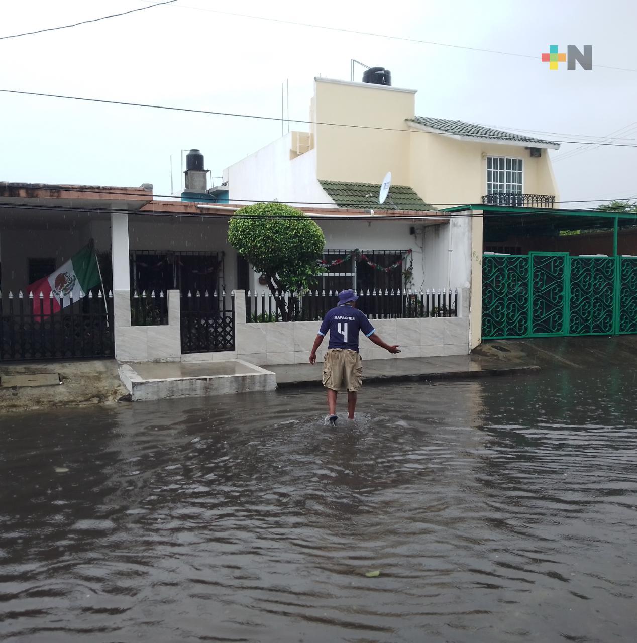 Anegaciones en colonia Remes de Boca del Río causan diversos problemas