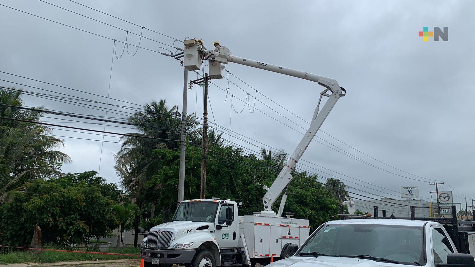 CFE sustituye postes deteriorados en Coatzacoalcos para evitar riesgo de caída