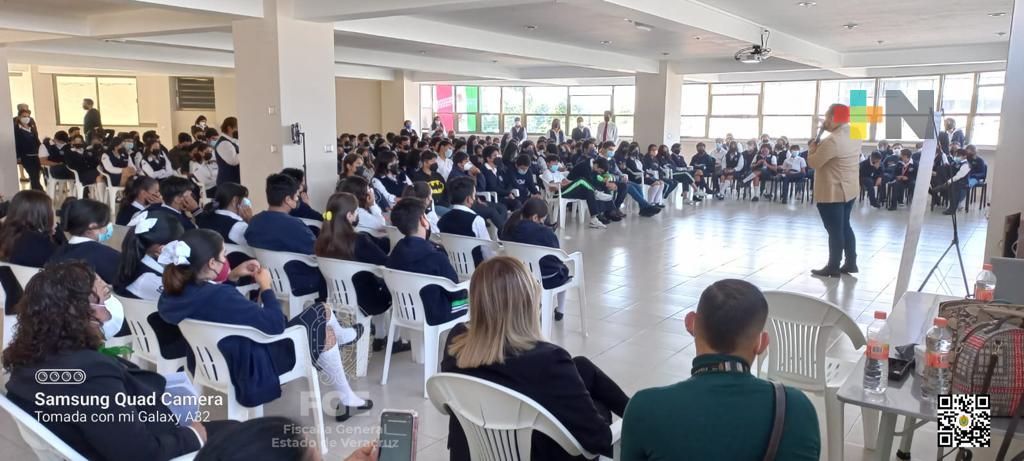 Capacita FGE en Xalapa a alumnos en prevención de engaño telefónico