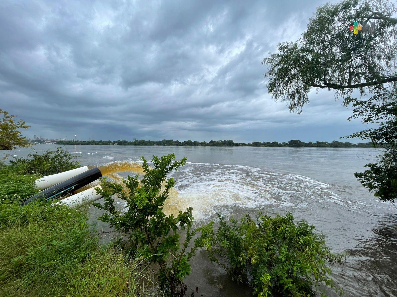 Con cárcamos de bombeo desalojan agua acumulada por lluvias en Minatitlán
