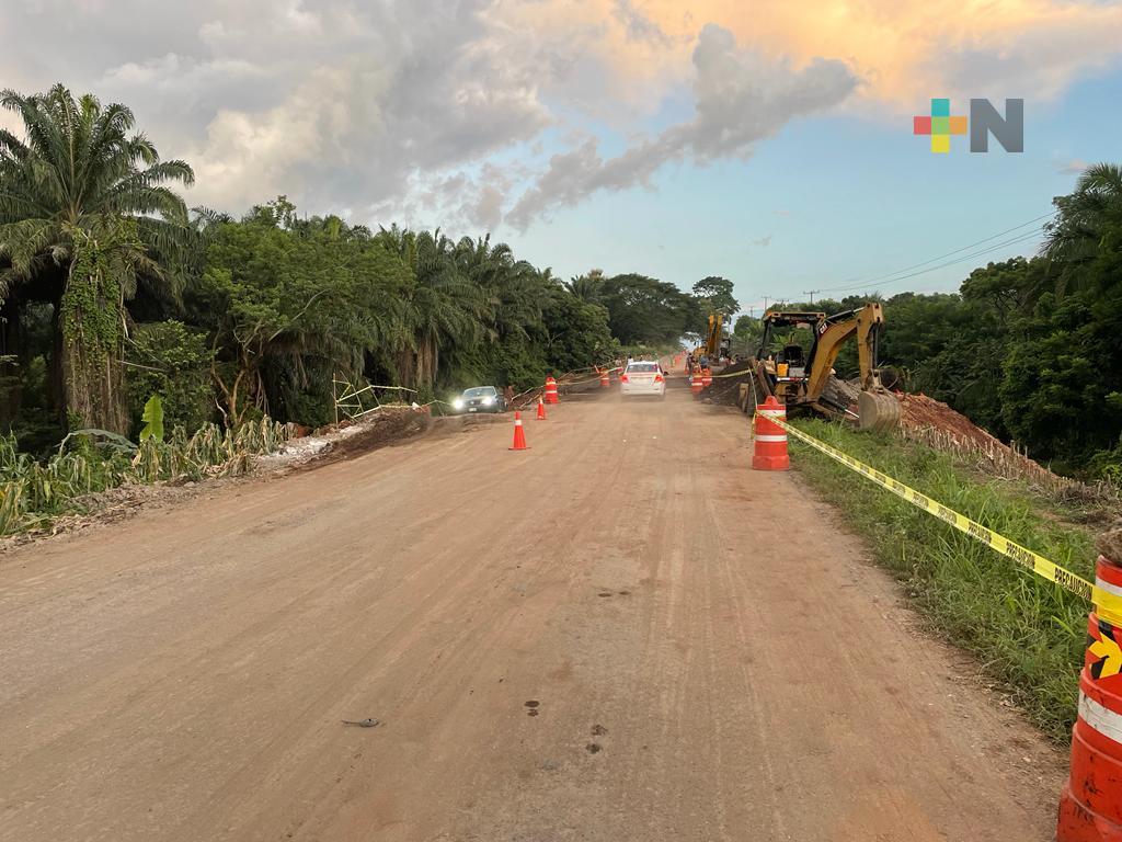 Habilitan dos carriles en la carretera Santiago Tuxtla – Acayucan dañada por socavón