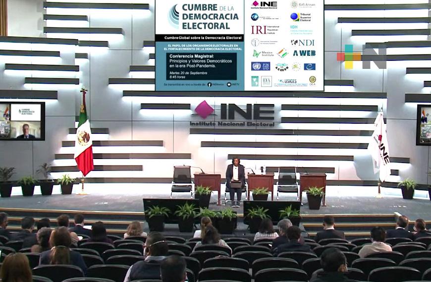 Con un llamado a preservar la democracia inició la Cumbre Global en México