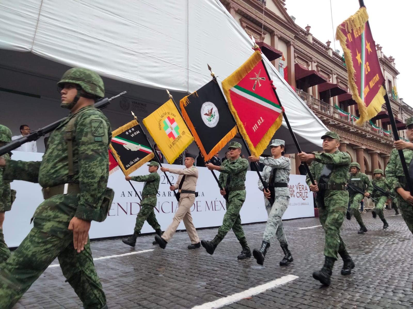 Fuerzas de seguridad y bomberos desfilan para conmemorar el inicio de la gesta de Independencia