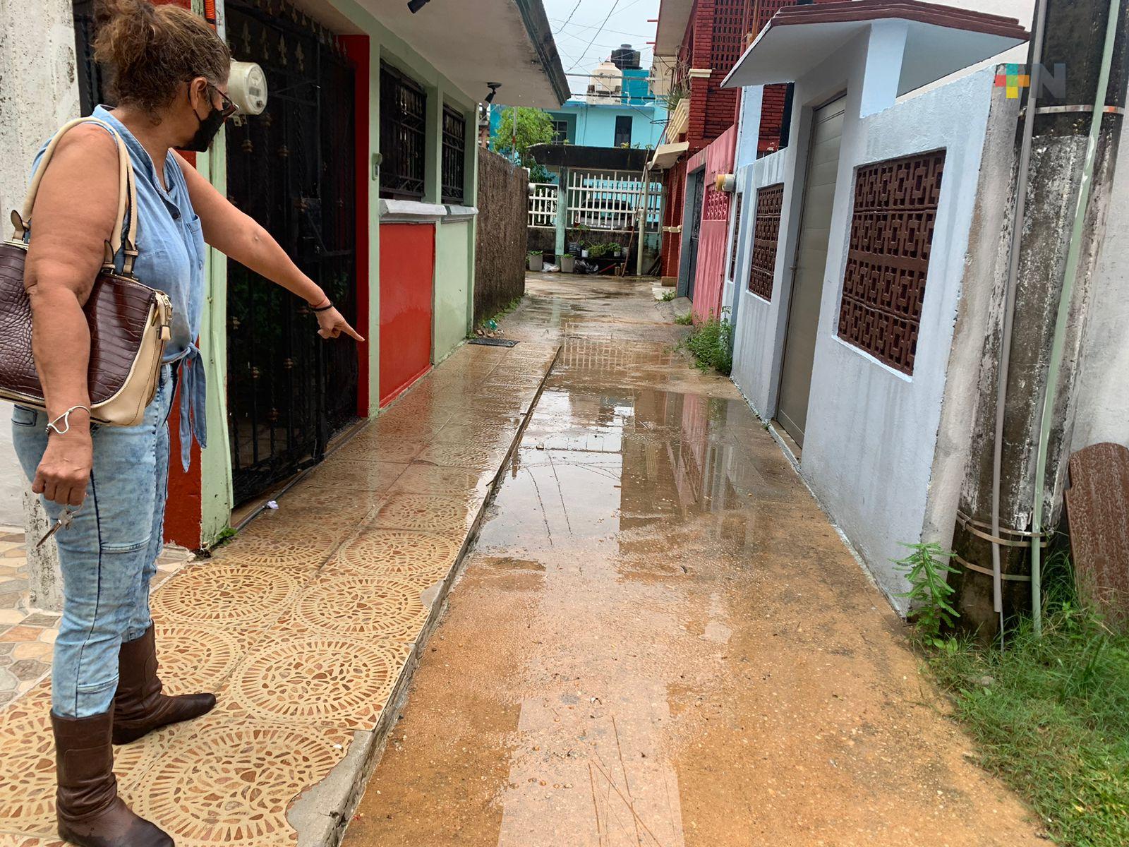 Se quejan vecinos de Coatzacoalcos por drenaje dañado
