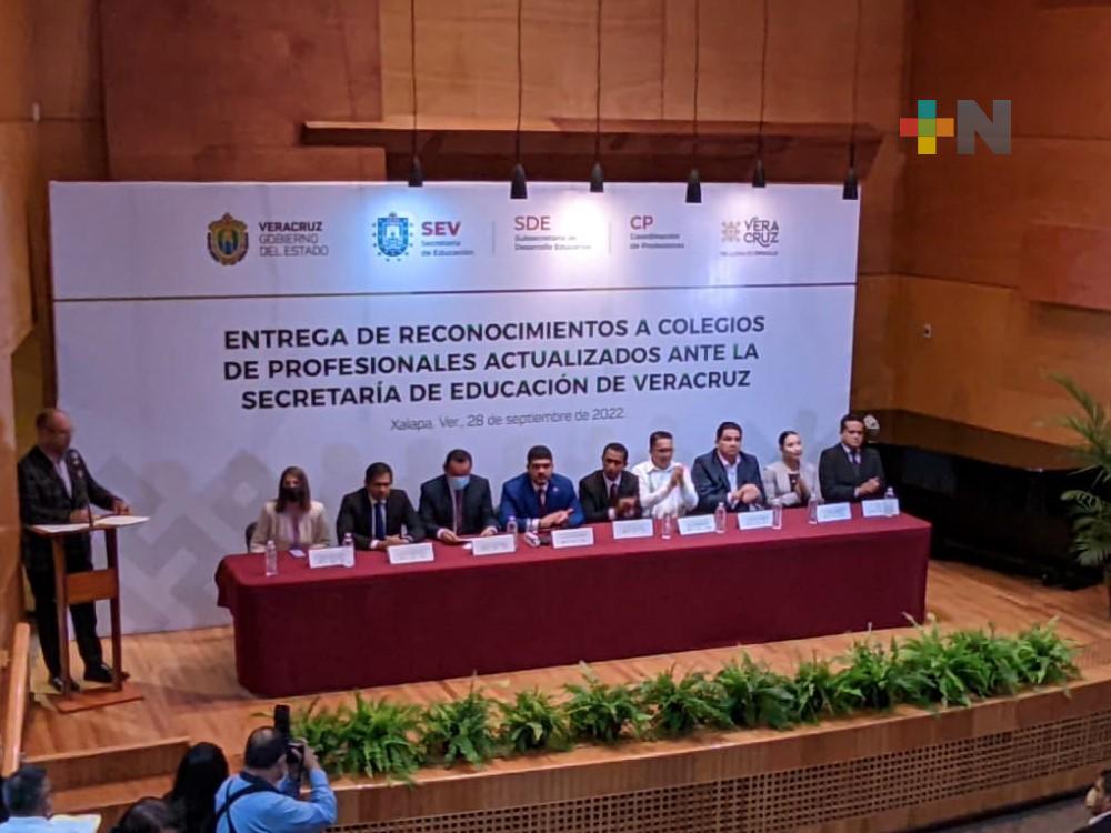 Entrega SEV reconocimientos a colegios de profesionales