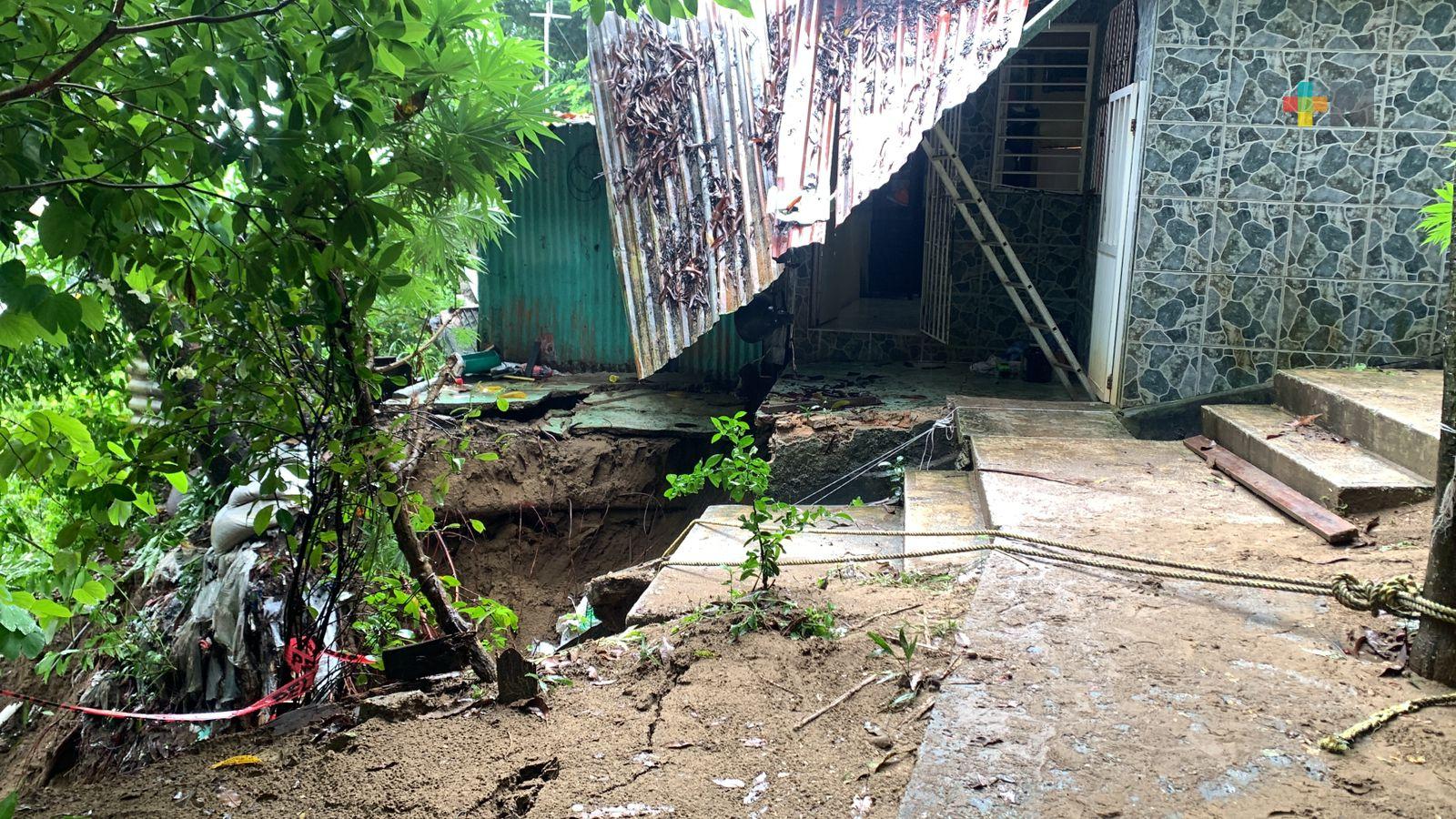 Por lluvias, cae escalera en colonia de Coatzacoalcos cercana a cerro