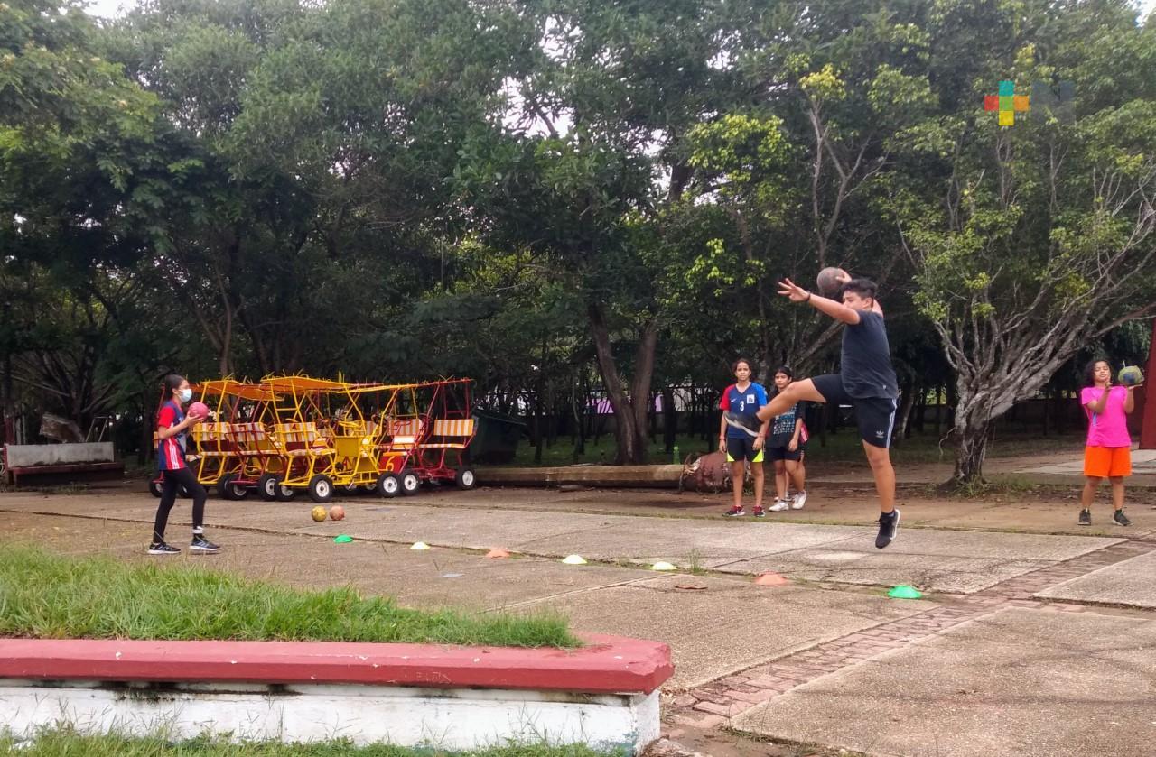 Club Escualos de Coatza ganó tercer lugar en Campeonato Estatal de balonmano