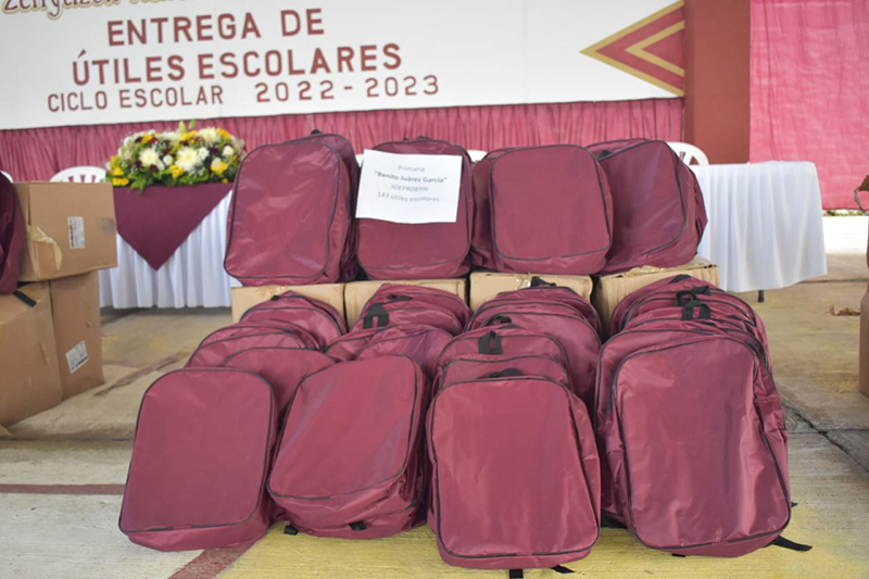 Beneficia SEV a nueve escuelas del Totonacapan con paquetes de útiles escolares