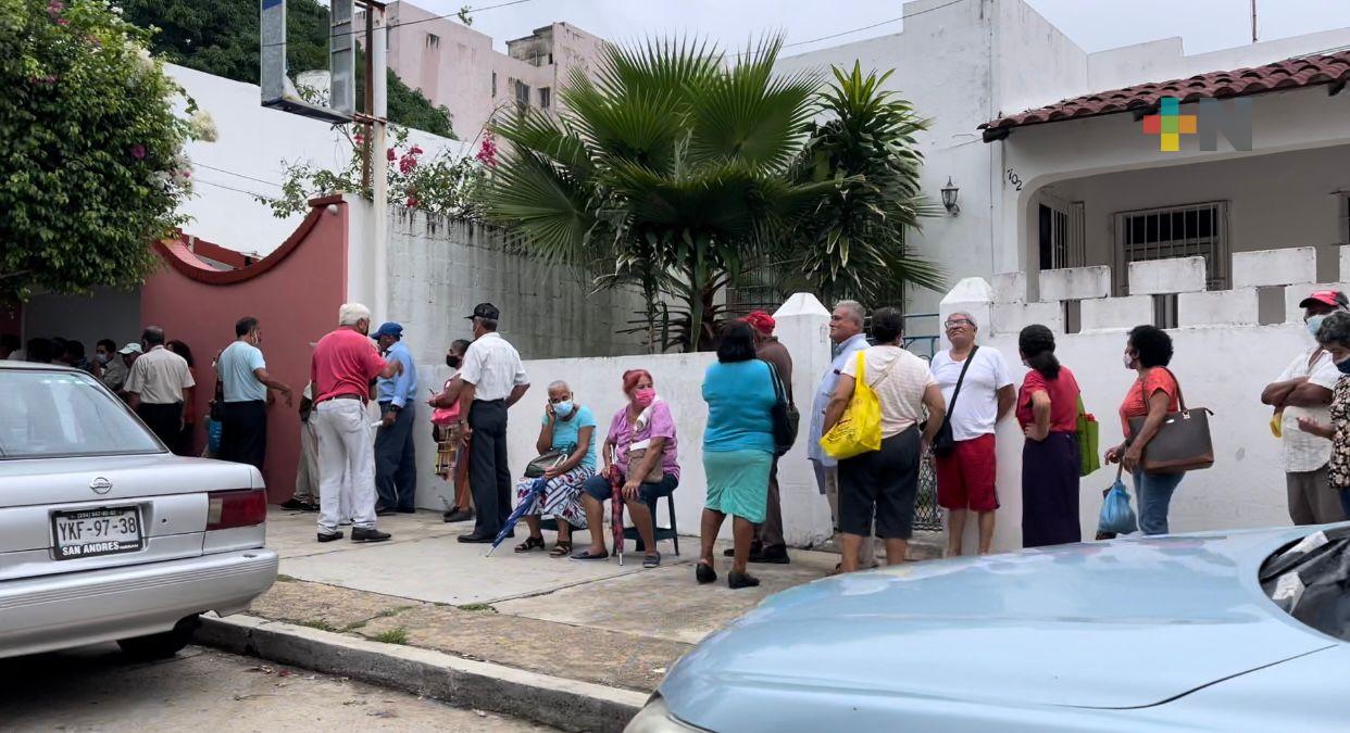 Adultos mayores madrugan para cobrar Pensión del Bienestar en Coatza