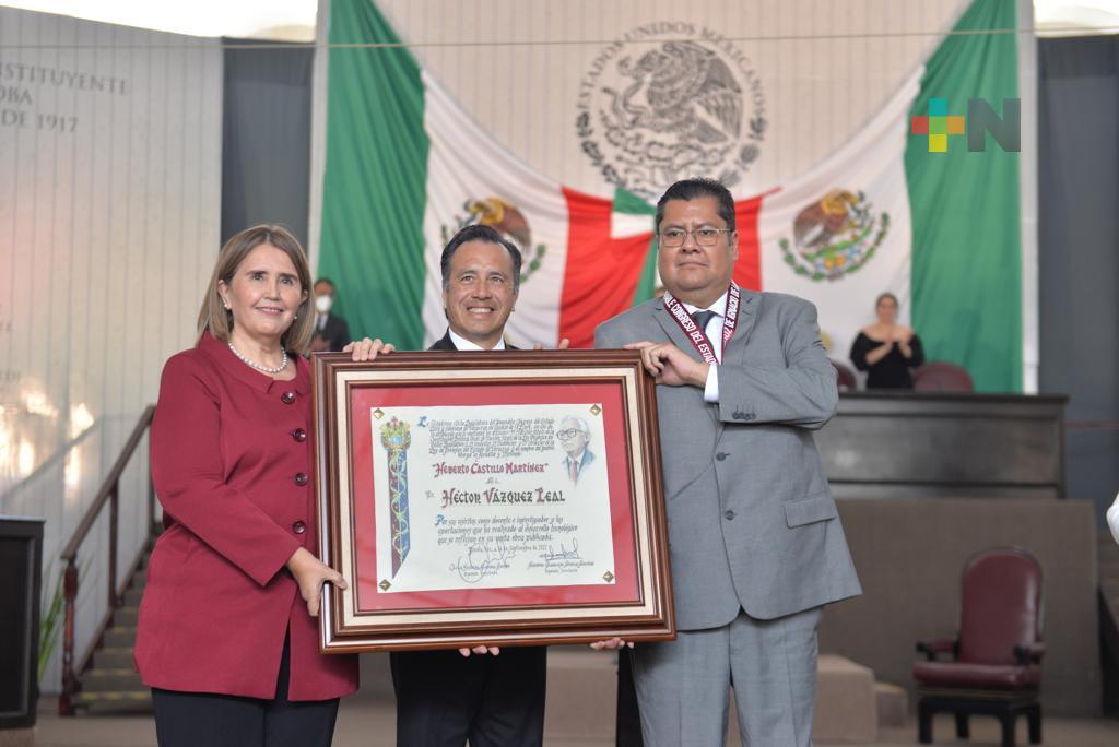 Héctor Vázquez Leal recibe la Medalla “Heberto Castillo Martínez” 2022